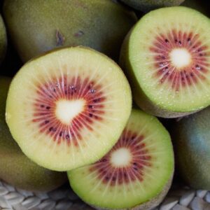 Smailialape aktinidija 'Lucy' - vaisiai skanūs, saldžiarūgščio skonio, minkštimas su raudonu centru
